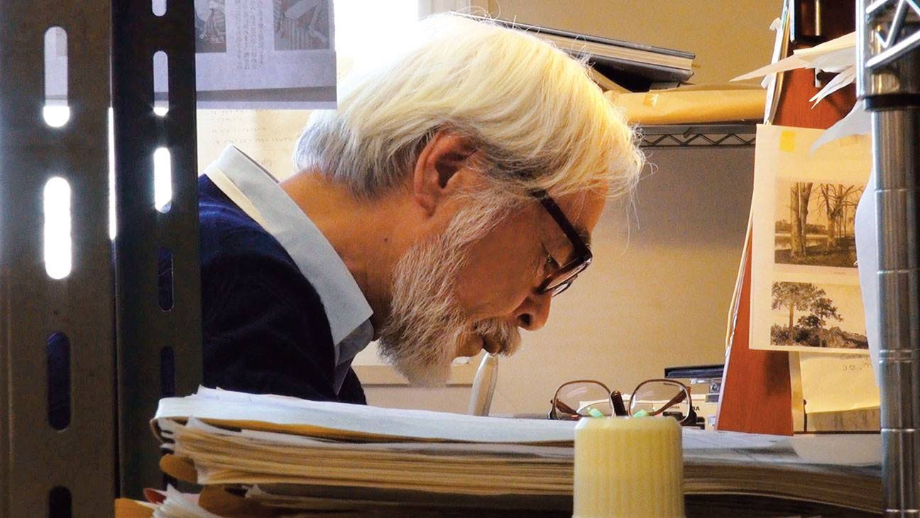 正在工作中的宫崎骏.