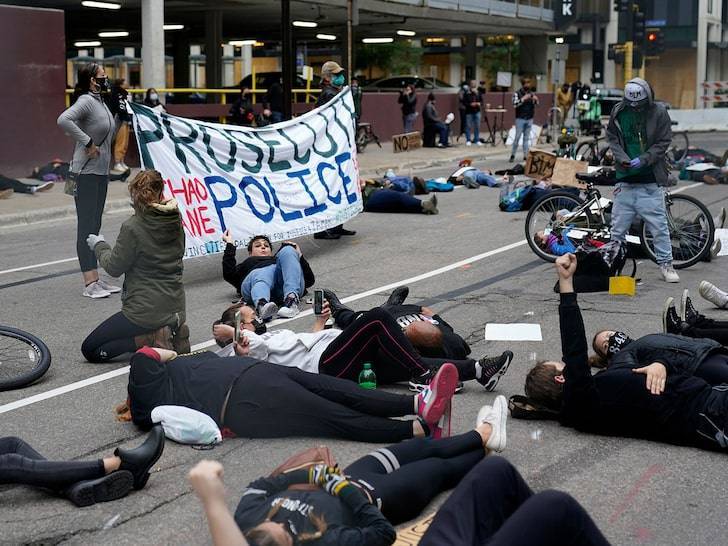 弗洛伊德案第三次听证会 涉事前警察为自保甩锅队友