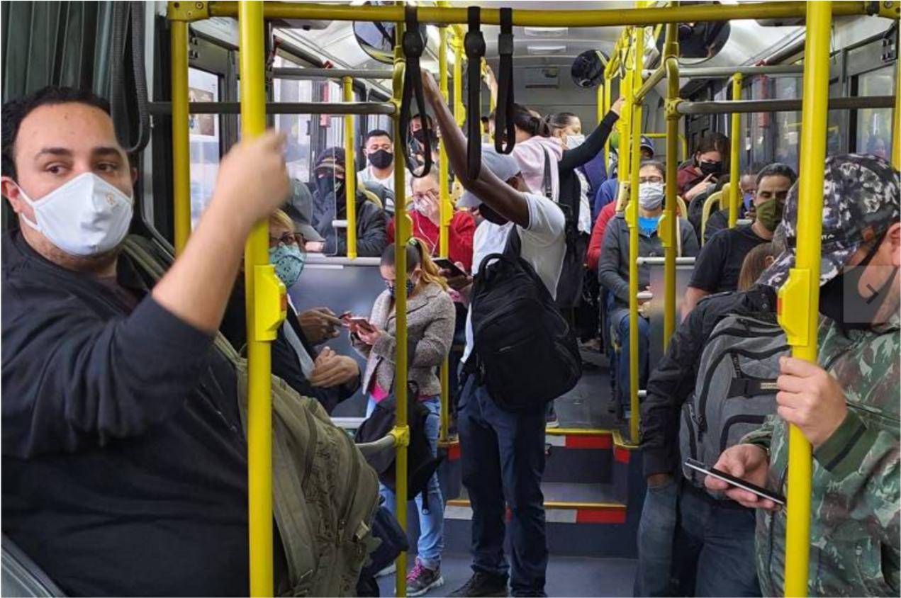 圣保罗居民在疫情中乘公交车出行(图片来源:《圣保罗页报》)