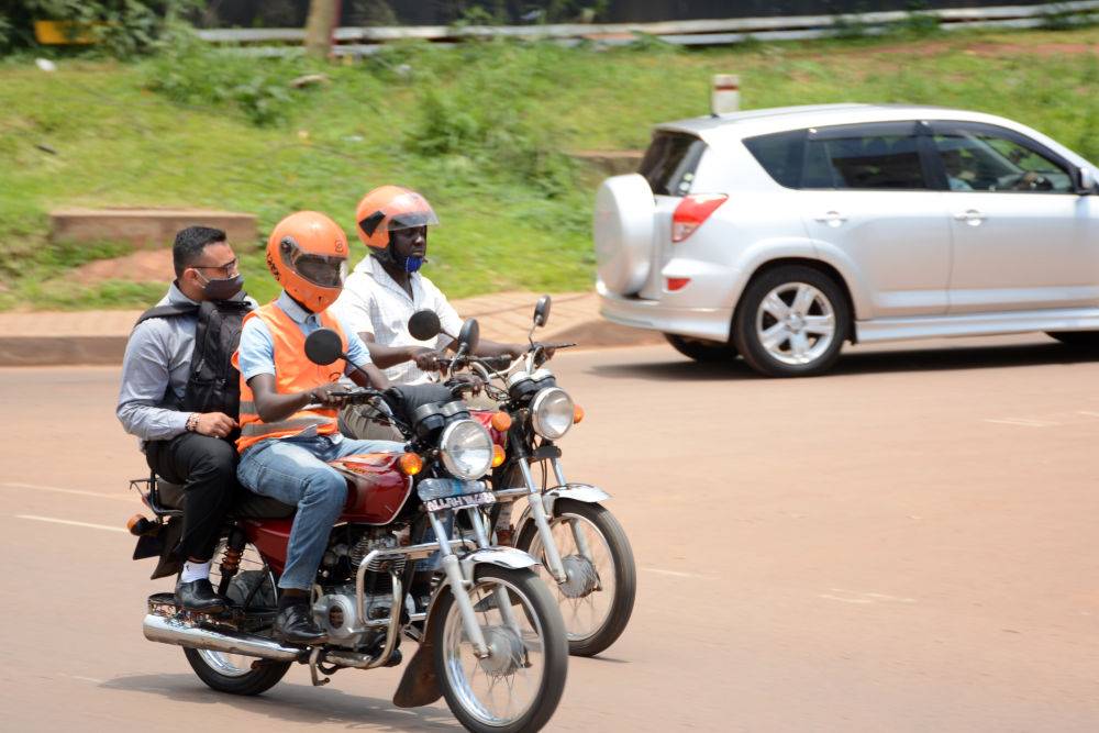 9月16日,在乌干达首都坎帕拉,一名摩的司机载客出行.