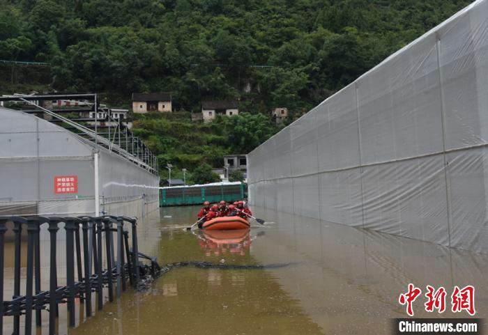 图为贵州黔西南白水河村遭受暴雨洪涝,消防员开展抢险救援.