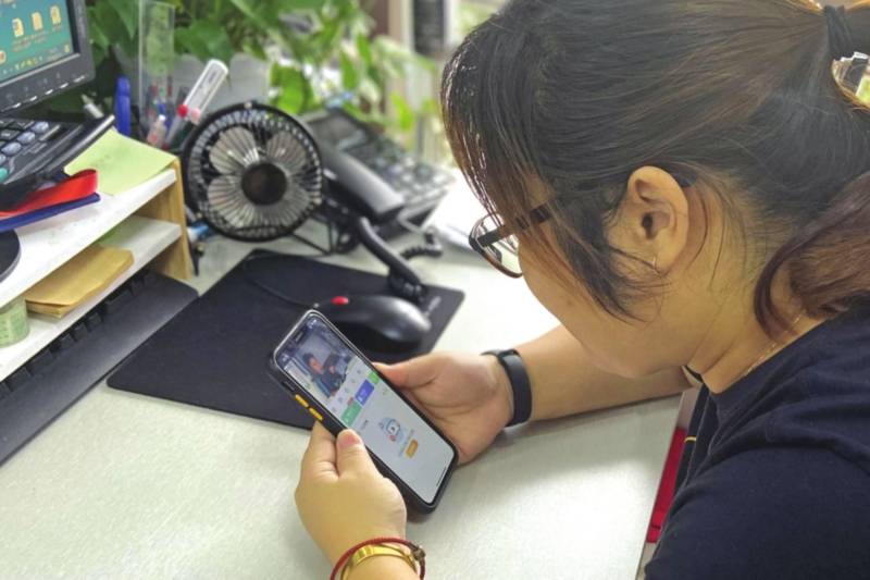一位家长在上班间隙通过手机监控孩子学习