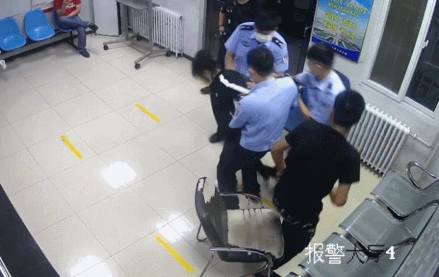 法制|抡起椅子砸玻璃，大兴一女子大闹派出所被刑拘