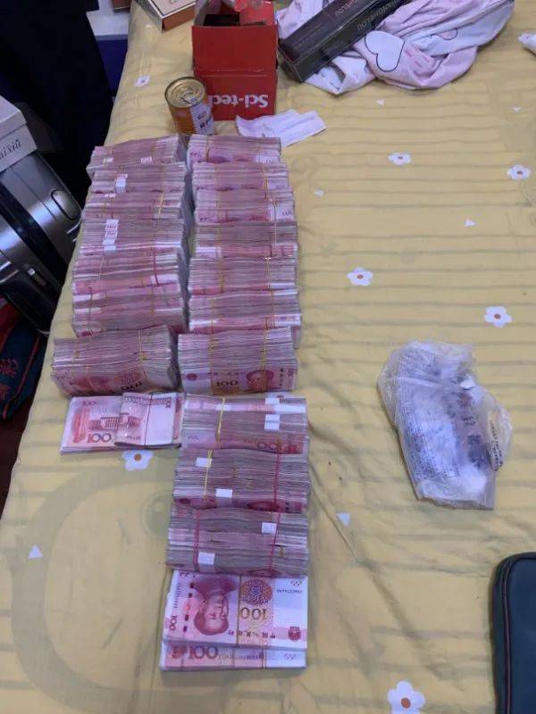 现场缴获手枪2支,现金90余万,毒品1.8公斤.