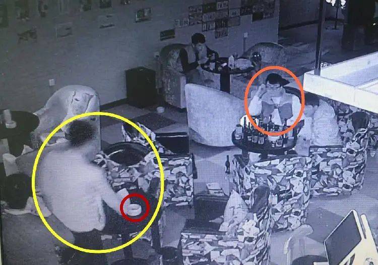 视频监控显示,李雷(黄圈)在伸手拿烟灰缸(红圈),对面是王浪(橙圈).