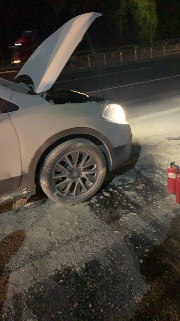 一私家车高速路上拖行丢落棉被引起自燃,公交员工出手灭火