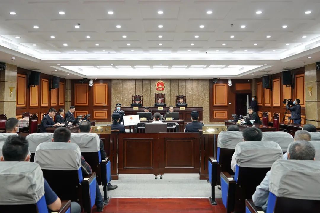广西一县委书记被控受贿1300余万 一审开庭审理