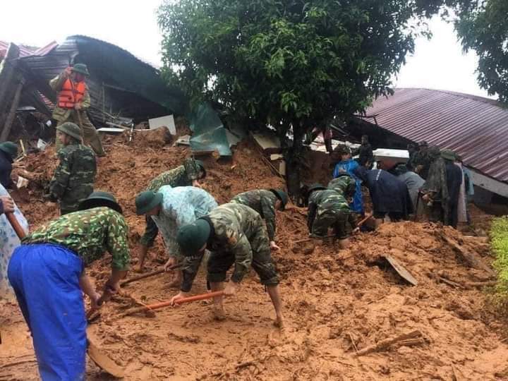 越南廣治省一兵營遭遇塌方事故,已造成22人失聯