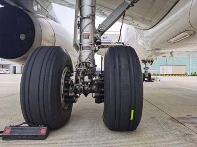 飞机轮胎多处损伤(图片来自报告)