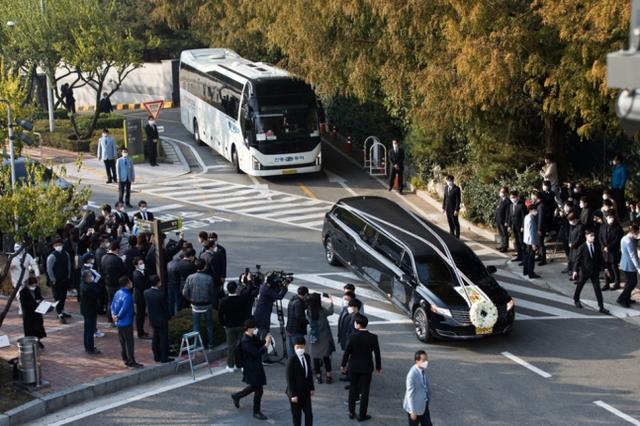 三星會長出殯現場:靈車駛過生前故地 大批員工送行