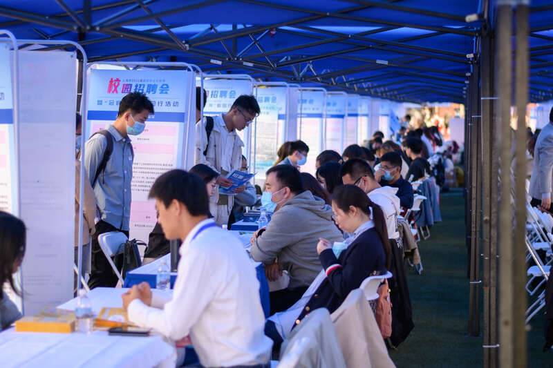 上海今年首场线下应届生秋招举行2100个岗位收到23400份简历