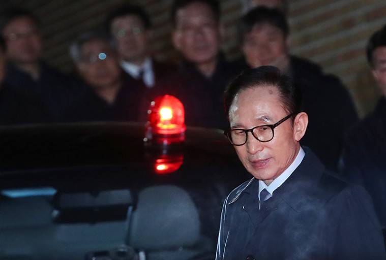 李明博被判17年后发声:希望在家过周末 监狱下周去