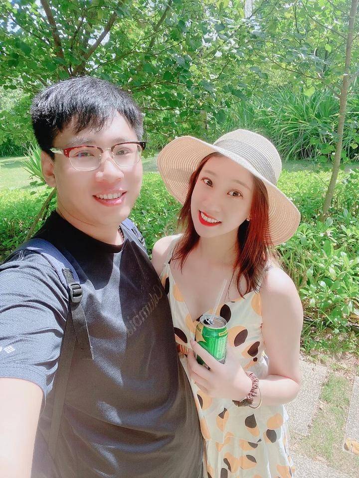 救人夫妻俩蜜月自拍