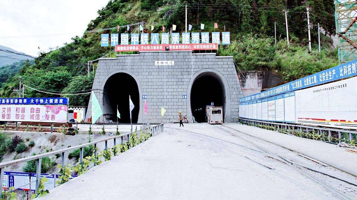 95026米大瑞铁路秀岭隧道建设创下新纪录