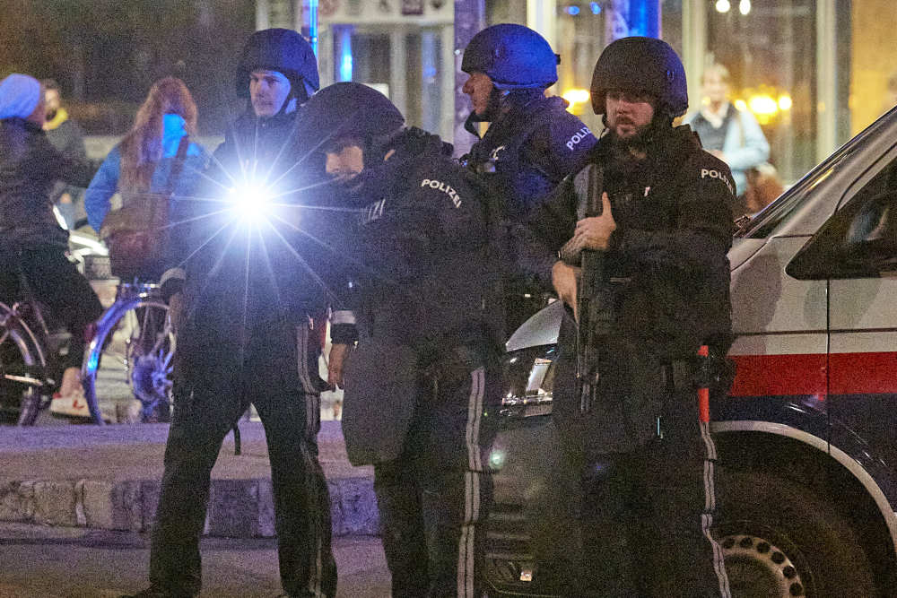 11月2日晚,警察在奥地利首都维也纳街头搜查.