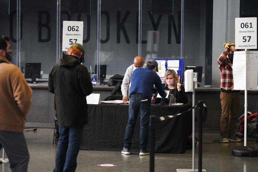 11月3日,选民在美国纽约巴克莱中心的投票站投票.(新华社记者王迎摄)