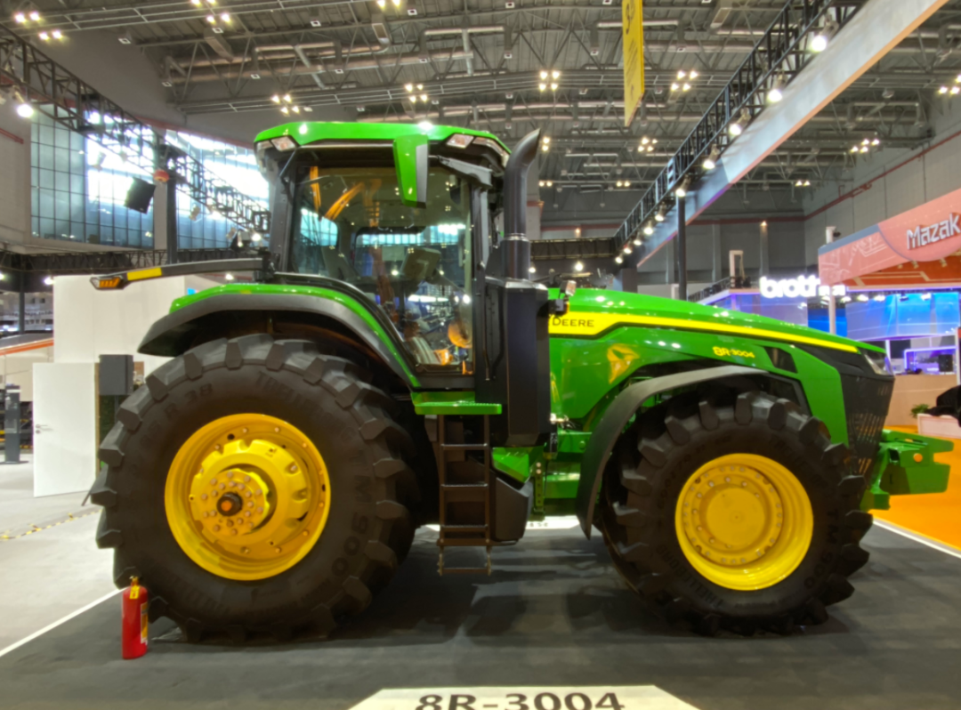 第三届进博会3h馆技术装备展区的约翰迪尔8r-3004轮式拖拉机  澎湃