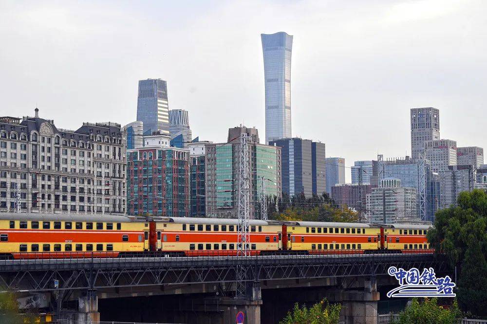 超稀有橙色双层火车来了