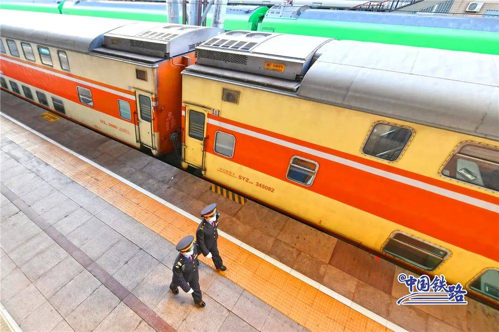 超稀有橙色双层火车来了