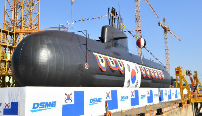 海外网11月10日电 据韩联社报道,10日下午,韩国军方第二艘中型潜艇安