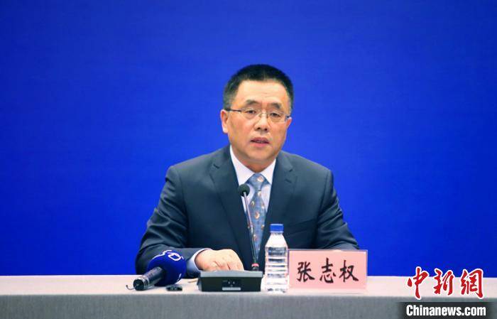 黑龙江省交通运输厅副厅长张志权在发布会上介绍情况. 姜辉 摄