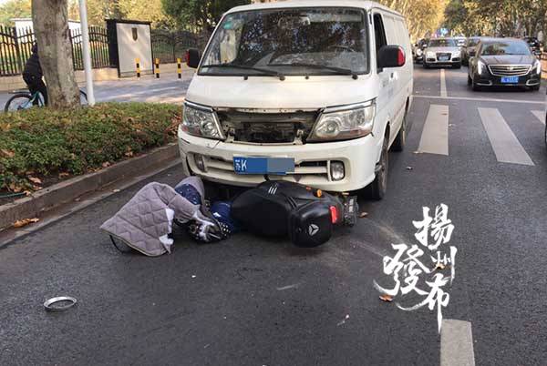 扬州一女子骑车横穿马路被撞飞,幸戴头盔保命