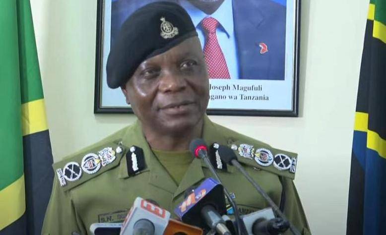 当地时间11月19日,坦桑尼亚警察总监西蒙·西罗在坦桑尼亚达累斯