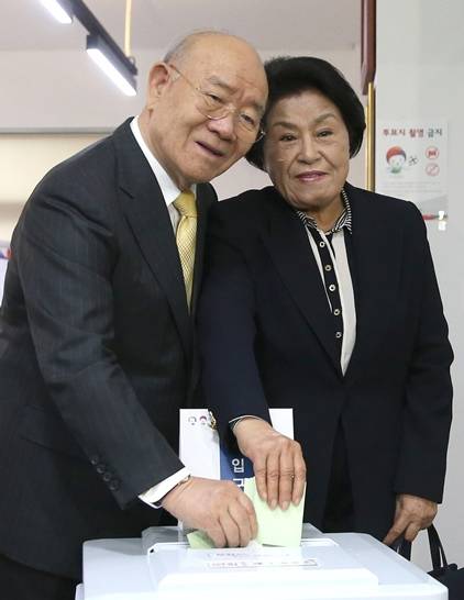 89岁韩国前总统出庭受审 家门口怒斥示威者:吵死了!