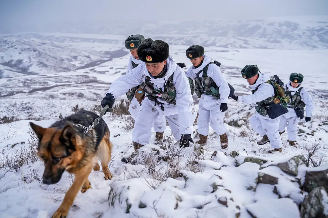 经过几个小时的长途跋涉 终于到达执勤终点 茫茫雪地中留下的足迹