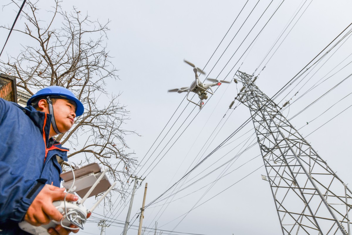 房山供電公司工作人員使用無人機對線路進行巡檢