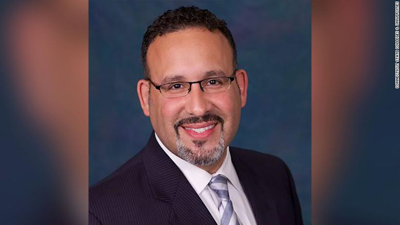 美媒拜登计划提名米格尔卡多纳担任美国教育部长