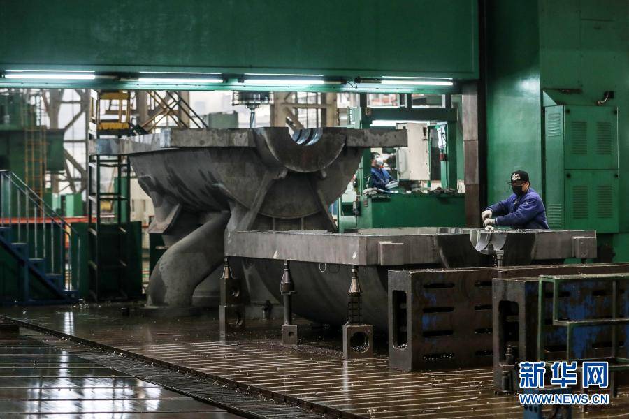 2月10日,沈阳鼓风机集团股份有限公司的工人在车间生产.