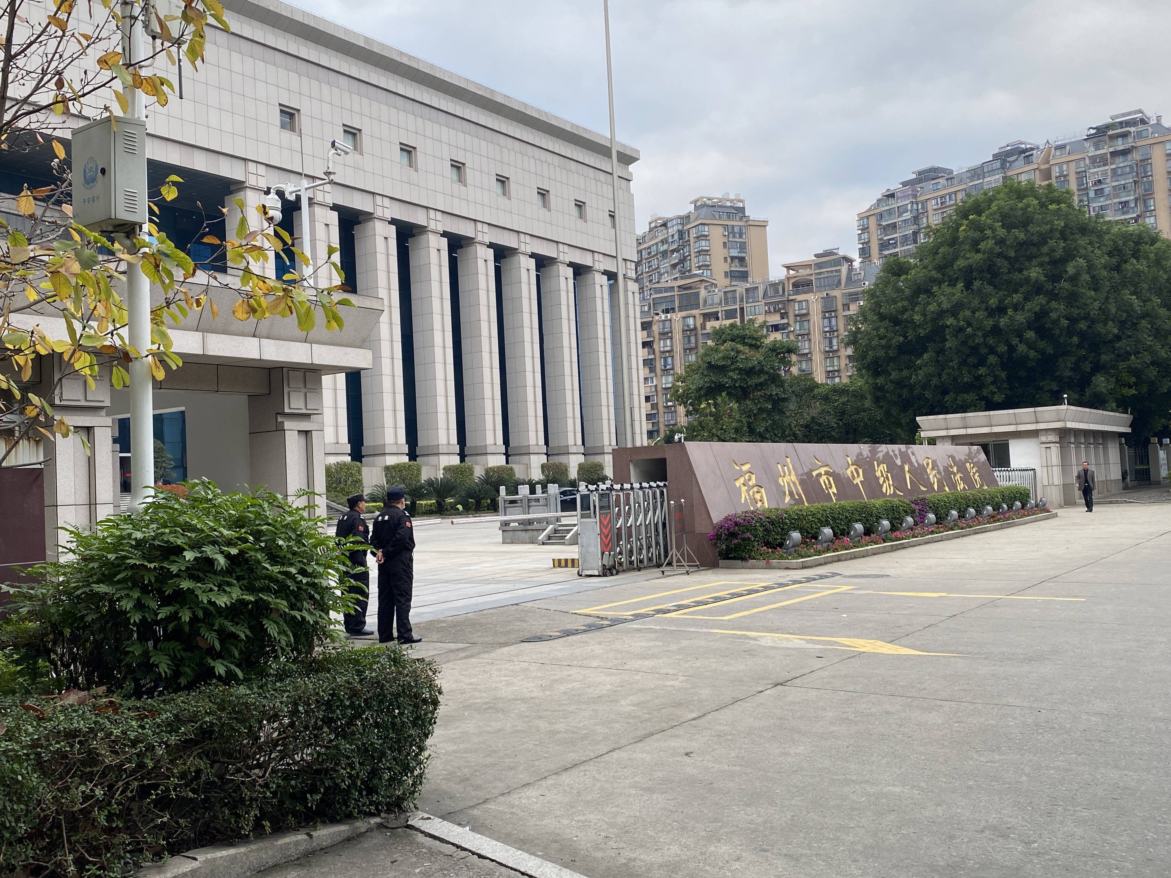 澎湃新闻在福州中院门口注意到,吴谢宇舅舅谢天鹰进入法院参与庭审.
