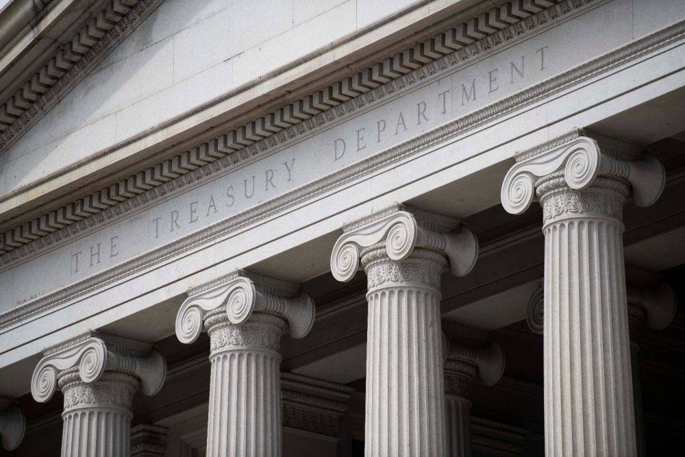 这是2020年3月27日在美国首都华盛顿拍摄的美国财政部大楼.