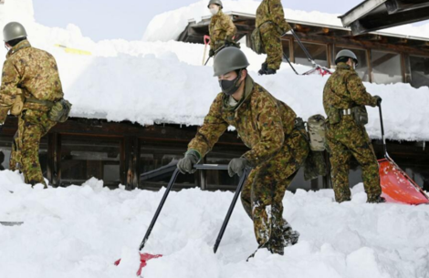 日本迎来严寒天气 积雪超1米十余人丧生