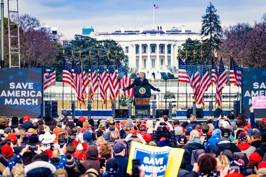 1月6日中午,特朗普在白宫前演讲.