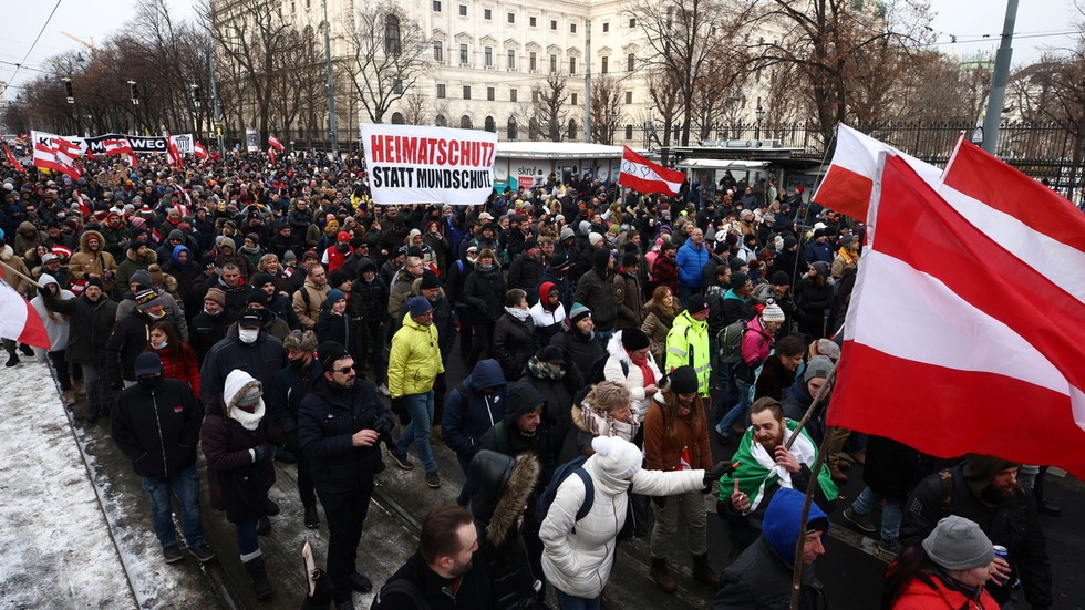 奥地利爆发万人反封锁抗议:不戴口罩,亲吻拥抱