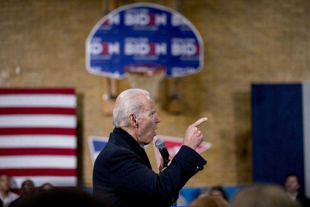 2020年2月1日,在美国艾奥瓦州锡达拉皮兹,拜登在竞选活动上讲话.
