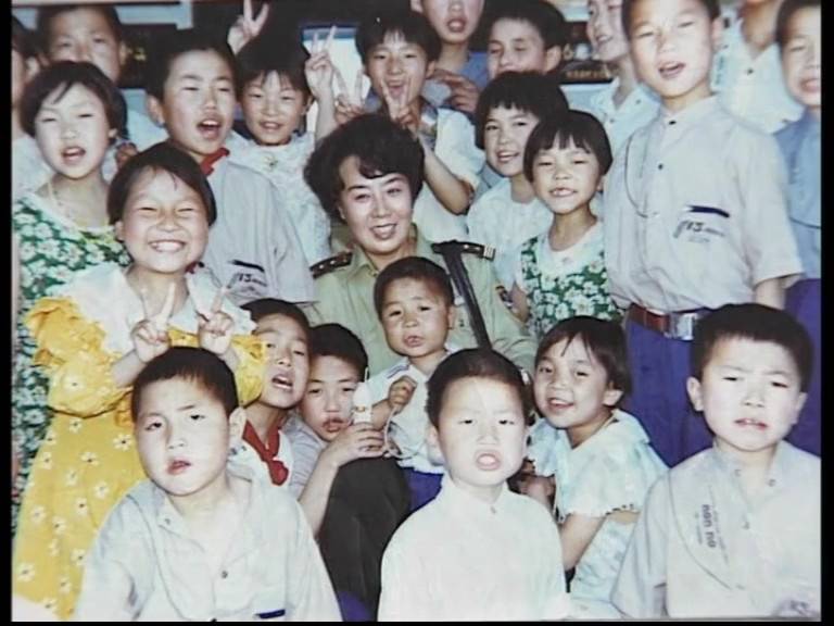 1998年,张淑琴和孩子们在陕西三原太阳村.图片/受访者供图