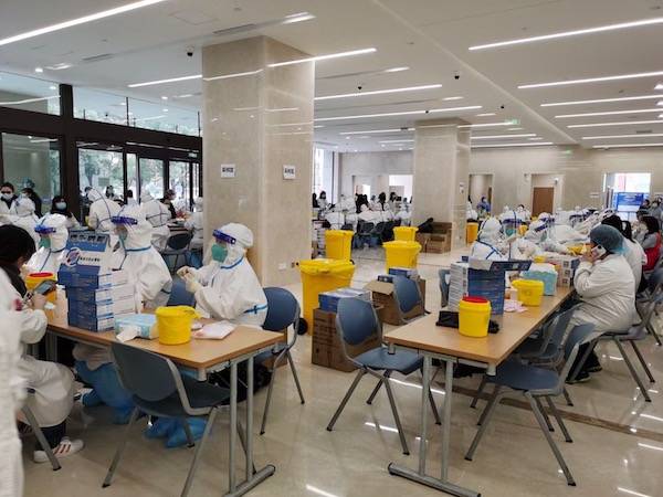 今天,上海市各大医疗机构开展全院全员核酸检测工作