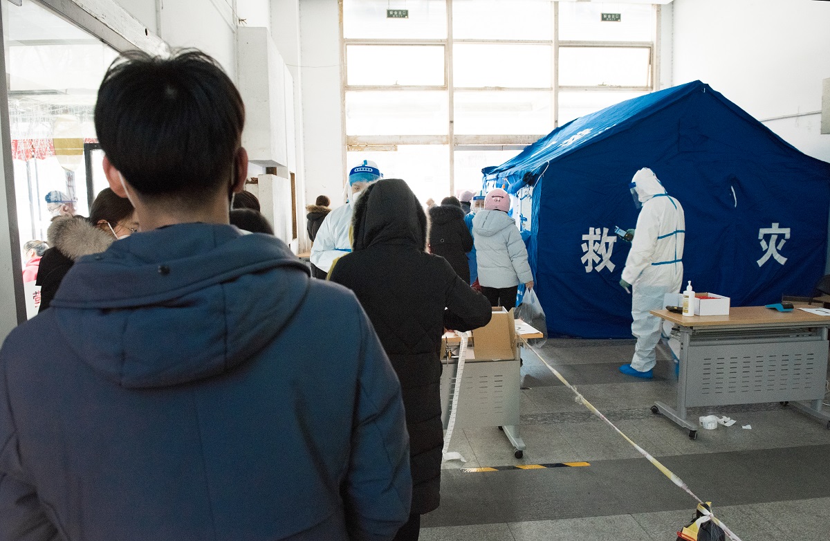 2021年1月20日,北京大興區經濟技術開發區居民正在有序排隊等待核 