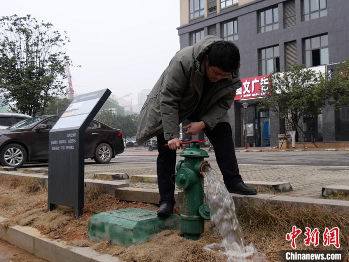 圖為1月21日,尖山印象公租房小區門口的取水閥. 中新社記者 王昊昊 攝