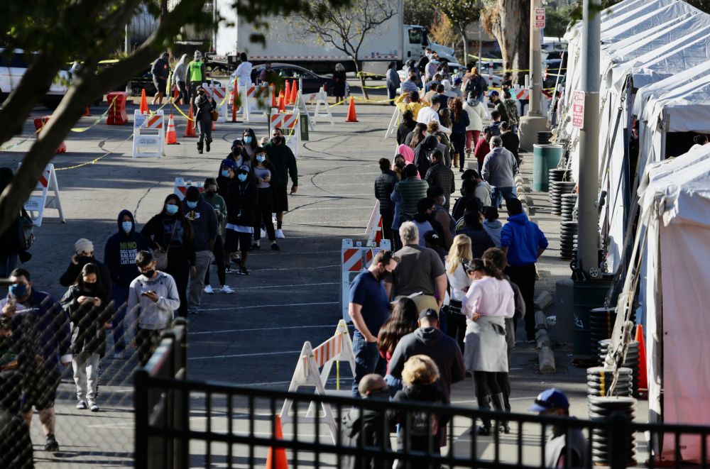 1月6日,在美国加州洛杉矶的一处新冠病毒检测站,民众排队等待检测