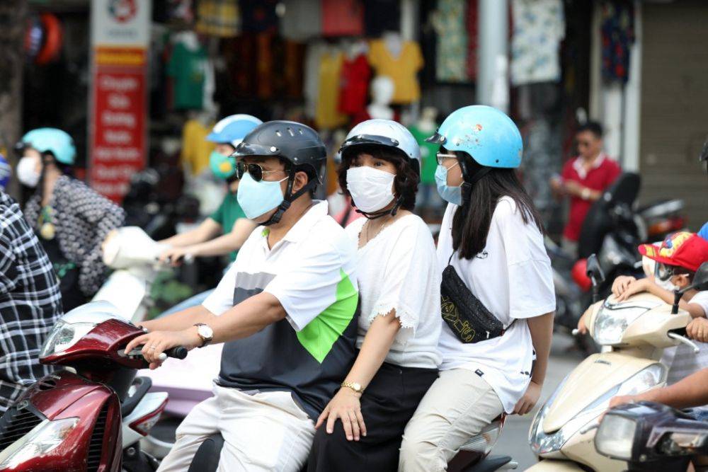 2020年8月8日,越南首都河内的民众戴口罩出行.(新华社记者王迪摄)