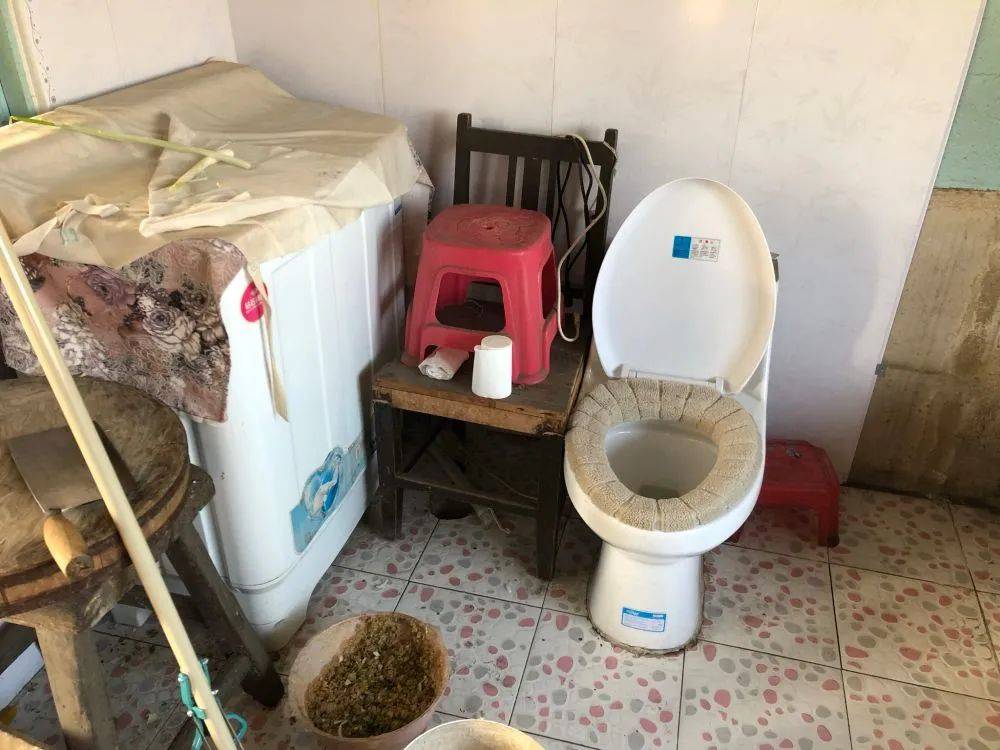亿元建8万尬厕废弃5万,马桶正对灶台?回应:全面排查整改