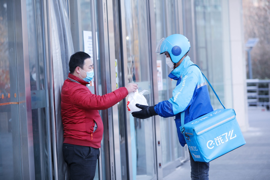 饿了么骑手正在送餐.