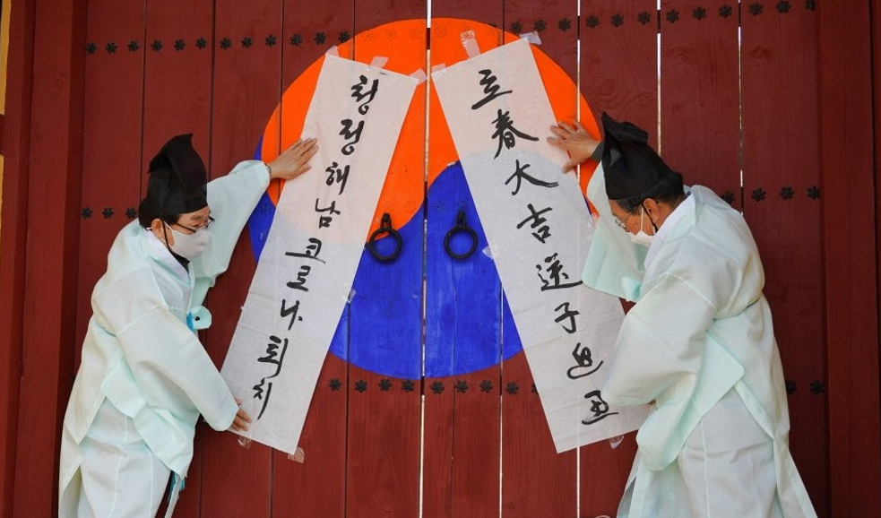 韩国贴对联庆祝立春:用汉字书写 白纸黑字亮了