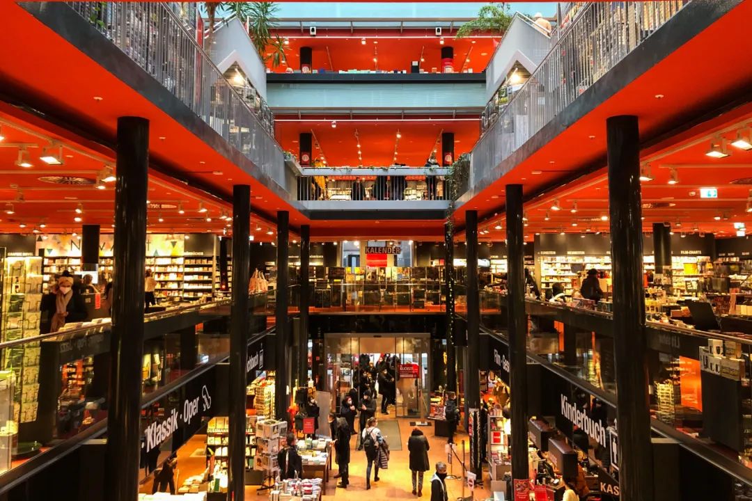 1月30日,顾客在德国柏林杜斯曼文化商店内购物.新华社记者 单宇琦 摄