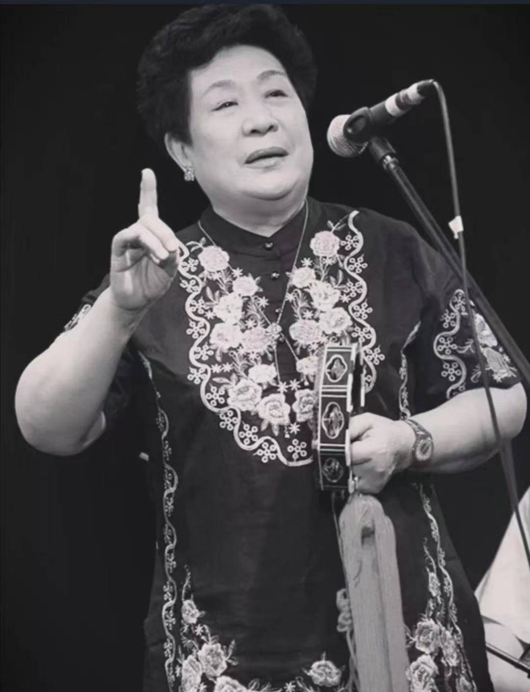 歌手谢东在社交平台发布信息称著名单弦表演表演艺术家,母亲马增蕙