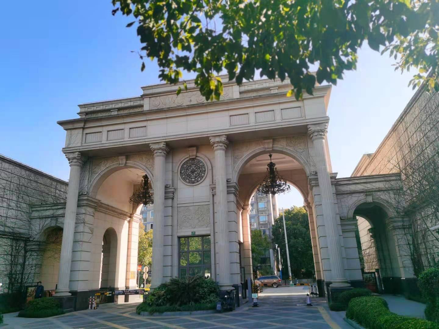 今天上午9时,闵行区"永康城浦上雅苑",宝山区"经纬城市绿洲家园三期"